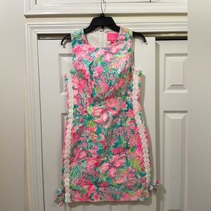 Lilly Pulitzer Mila Shift Dress in Hot on the Scene print. Size 4